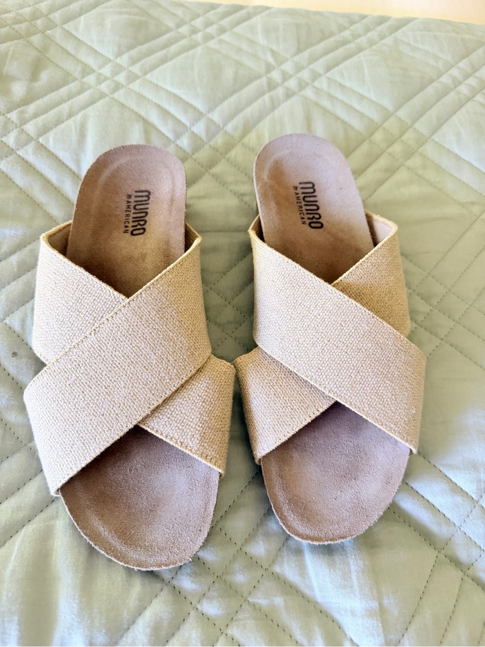 Munro Beige Crisscross Slide Sandals for Women
Size 8m